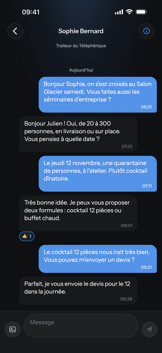Écran de l'app (Démoniak Hockey) : Conversation. Échange privé entre deux partenaires (devis traiteur pour un séminaire), réaction, champ de saisie et photo.