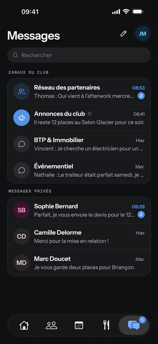 Écran de l'app (Démoniak Hockey) : Messagerie. Canaux du club (réseau, annonces, thématiques) et messages privés avec pastilles de non-lus.