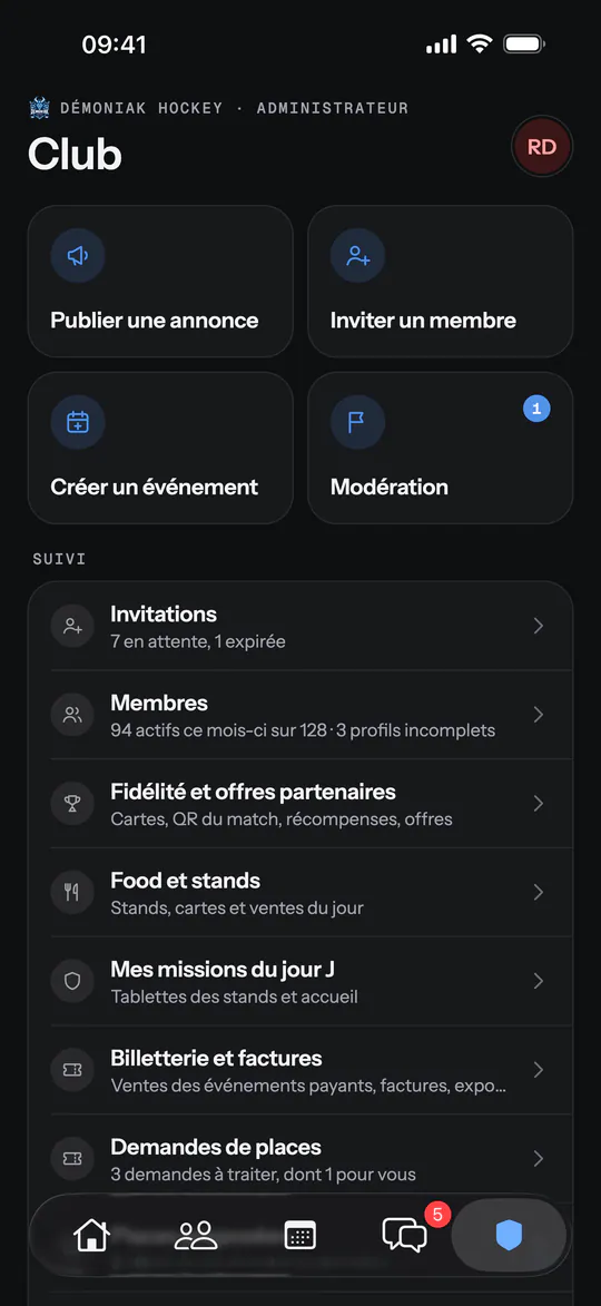 Écran de l'app (Démoniak Hockey) : Espace club. Raccourcis (annonce, invitation, événement, modération) et suivi : invitations, membres, fidélité, food, missions, billetterie, demandes de places.